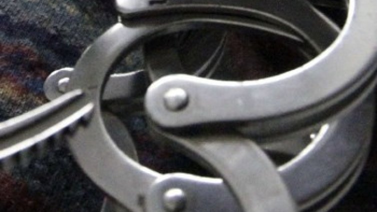 19-годишен псува полицаи, арестуват го