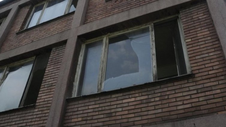 Пиян изпотроши прозорците на съседка