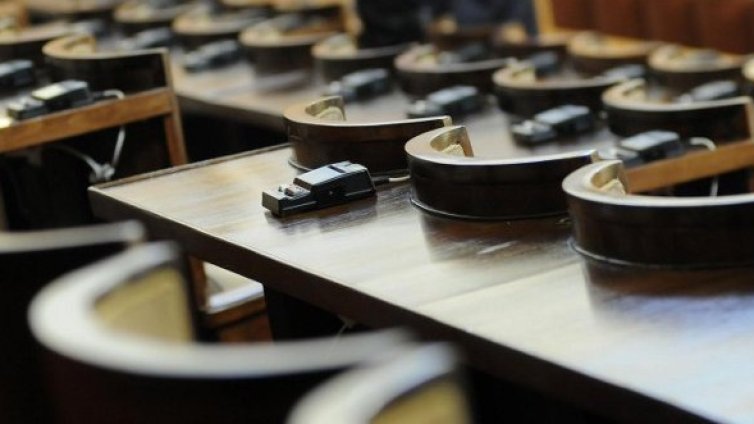 Месец отдих за отрудения български депутат