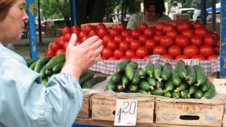 Търговци плашат данъчни на Женския пазар