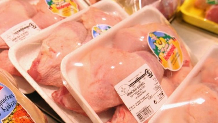 Близо 5 т храни с изтекъл срок хванаха в цех за месо