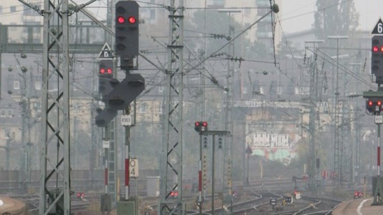 Не е у нас: машинист чете вестник, докато кара влак