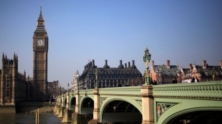 Великобритания гони служителите на посолството на Либия