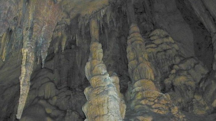 Развлекателен парк в пещерата Леденика