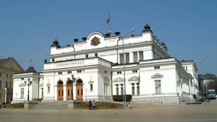 Парламентът готов за извънредно заседание при криза на горивата