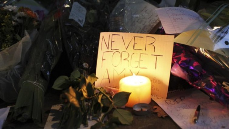 Ейми Уайнхаус оглави британския чарт