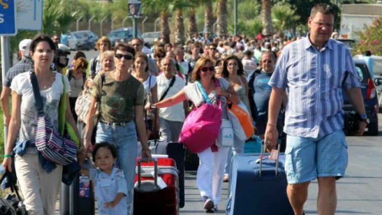 Стачкуващи таксиджии в Гърция превозват безплатно туристи