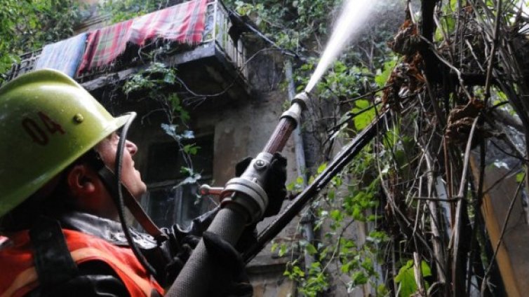 Изгоря покривът на изоставена къща в София