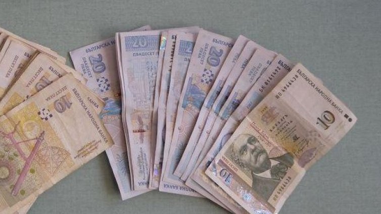 Средната заплата хем расте, хем намалява