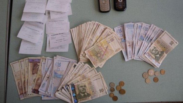 Служител сви 3 бона от касата на фирма