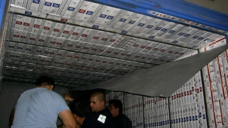 Хванаха камион, "тапициран" с цигари