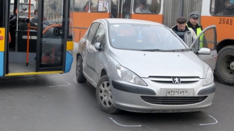 Един загинал, 24 ранени в катастрофи