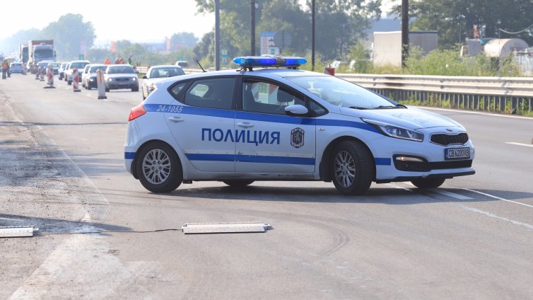 Румънски бус и кола се удариха на &bdquo;Струма&ldquo;, 4 души са ранени