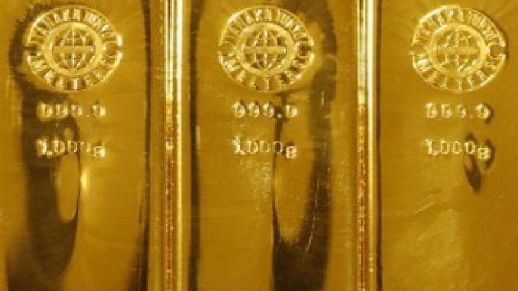 Златото гони рекордните 1900 долара за тройунция