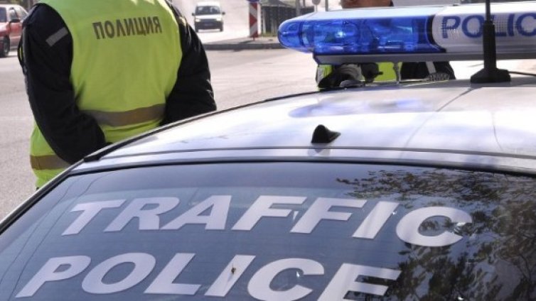 Почерпен помете пет паркирани коли