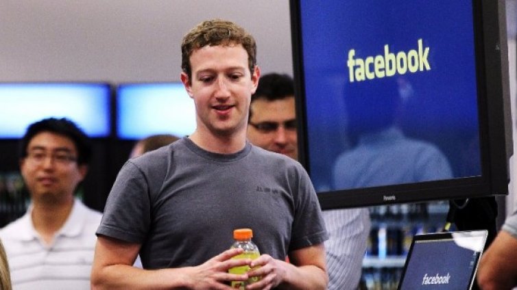 Facebook прехвърли 1 млрд. посещения месечно