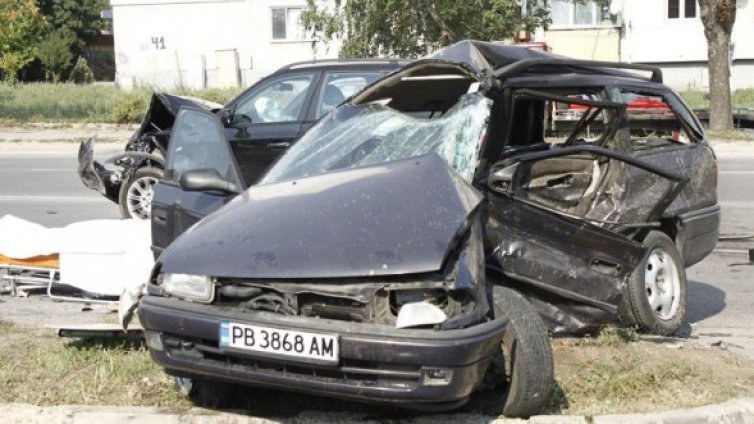 Мъж и жена загинаха при тежка катастрофа на бул. "Рожен"