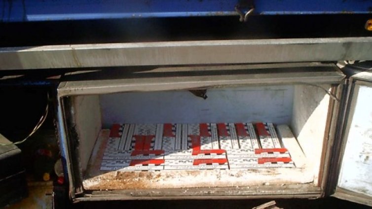 Хванаха 2380 кутии цигари в тайници на ремарке