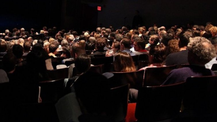 Лични субтитри в кината