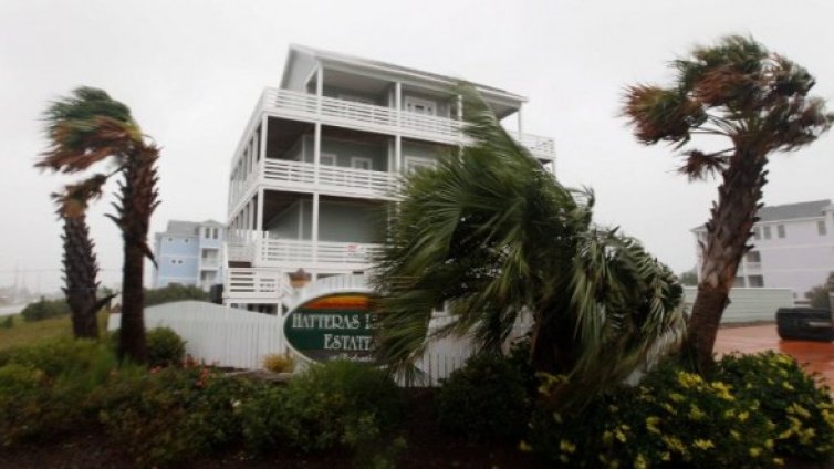 Айрин връхлетя Северна Каролина с ветрове от 140 км/ч