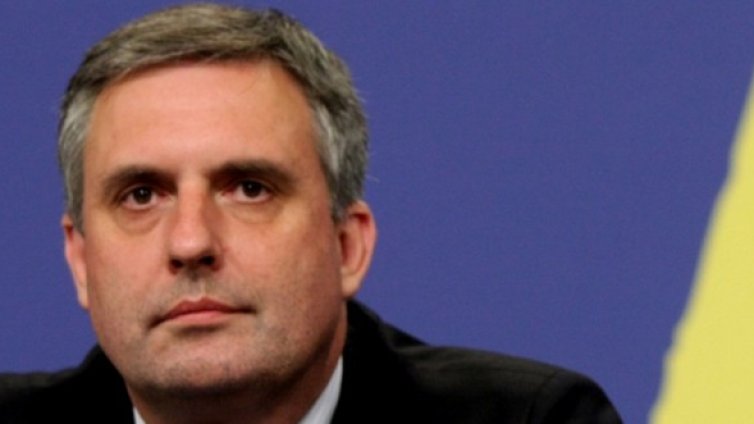 Държавата гони младите, смята Калфин