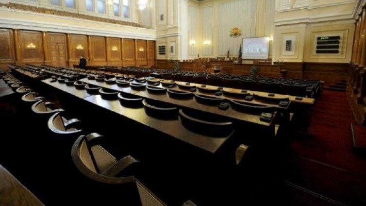 Депутати кръшкат от НС &ndash; партиите го отнасят