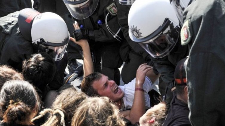 Сблъсъци с полицията при антифашистки демонстрации в Дортмунд