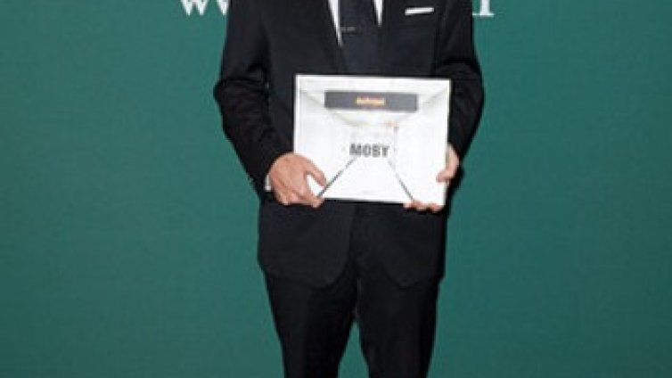 Моби ще прави порно филм с нормални размери