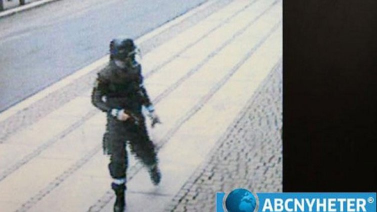 Терористът Брайвик хванат от камери минути преди взрива 