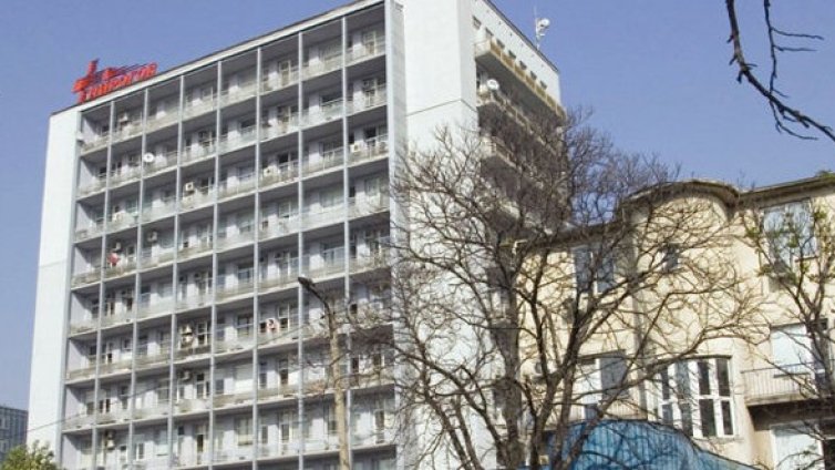 Мъж, наръган с нож, бере душа в Пирогов 
