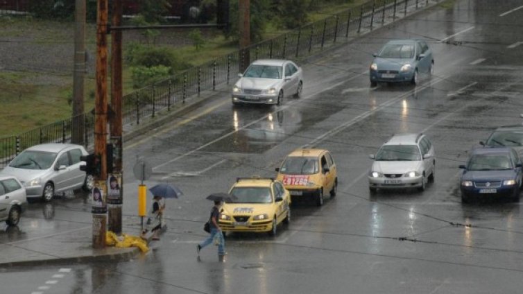 Мокри пътища в страната