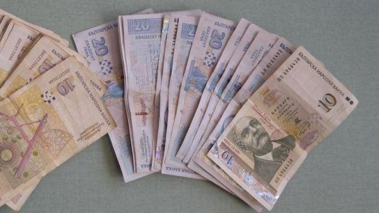 Жена хариза 16 бона на измамници 