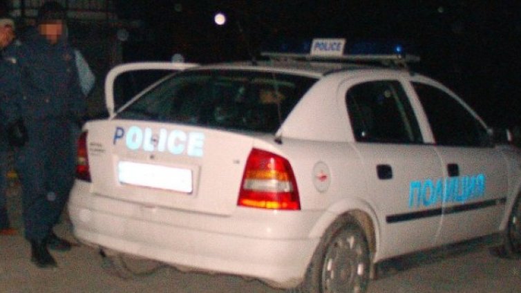 Мъж 3 часа разиграва униформени &ndash; имало бой в ромска махала