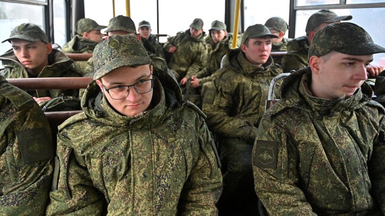 Нова форма на траур в Русия: Вдовици си казват последно "сбогом" с убитите на фронта в Украйна