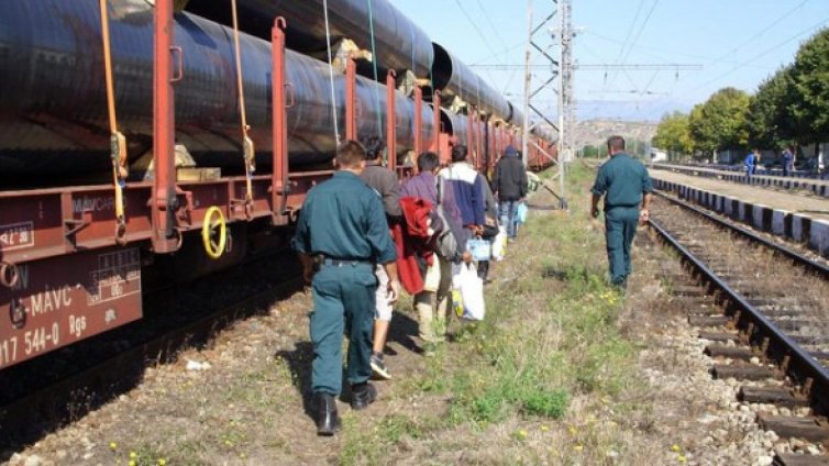 Влак, натоварен с тръби и тук-таме пакистанци