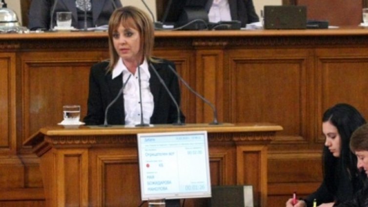 Манолова "лае" по Фидосова. Какви са тия ключета с мечета?
