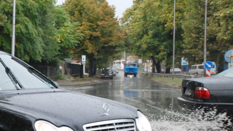 Бум на катастрофи заради дъжда и бясна скорост 