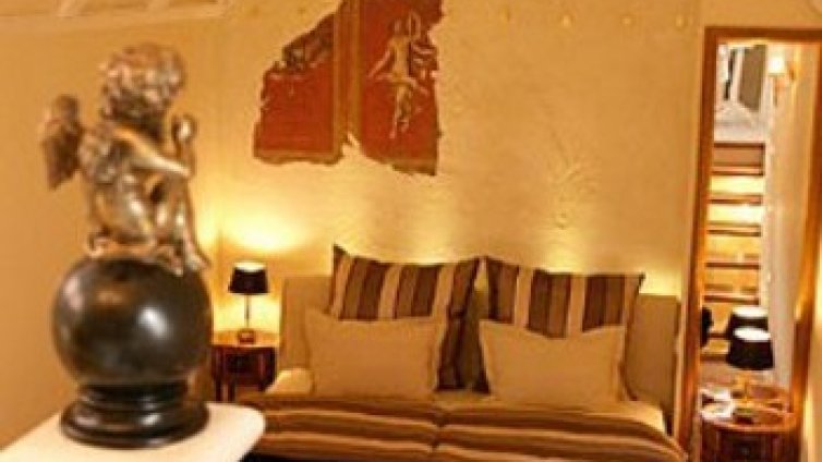 Широк само 2,5 м, но пък има спа 