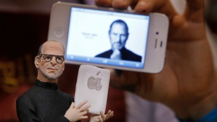 Apple почита паметта на Стив Джобс две седмици след смъртта му