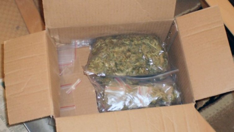 Иззеха 10 кила канабис от спален чувал в кола