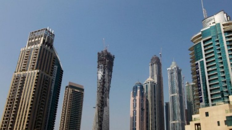 "Новият Дубай" орязва излишъците на бизнеса си