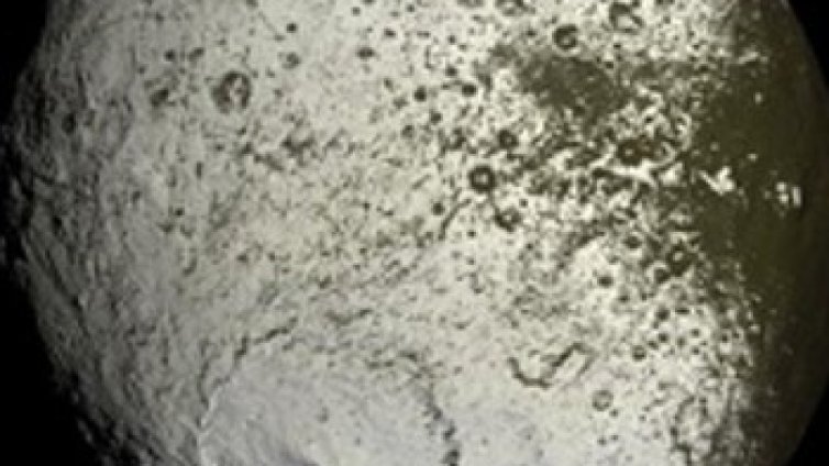 Сатурновата луна Япет някога е имала собствен спътник