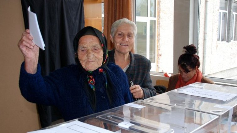 Десетки са столетниците с право на глас на Избори 2 в 1