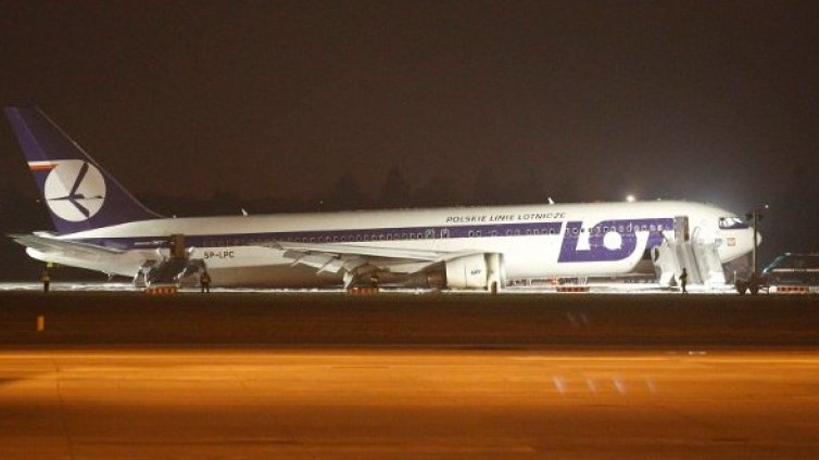 Полски самолет кацна аварийно на летището във Варшава