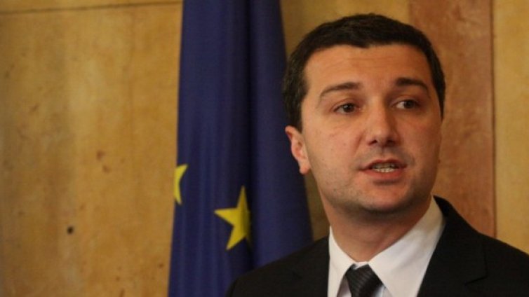 Борисов да поживее месец с една пенсия, предложи БСП