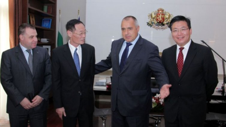 Китайци ще гледат царевица и люцерна у нас 