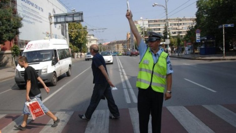 Полицаи излизат по "зебрите" заради ПТП-та с пешеходци