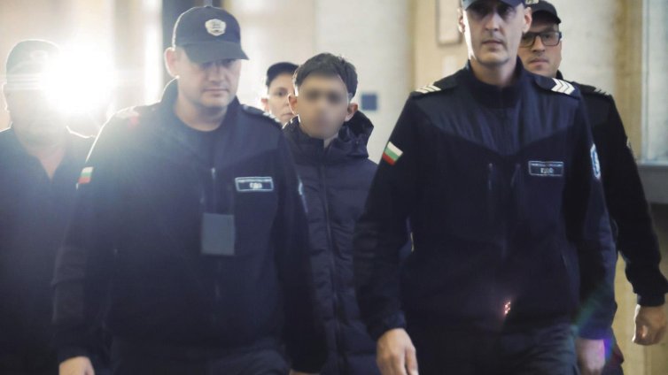 15-годишното момче, наръгало свой връстник в мола, остава в ареста