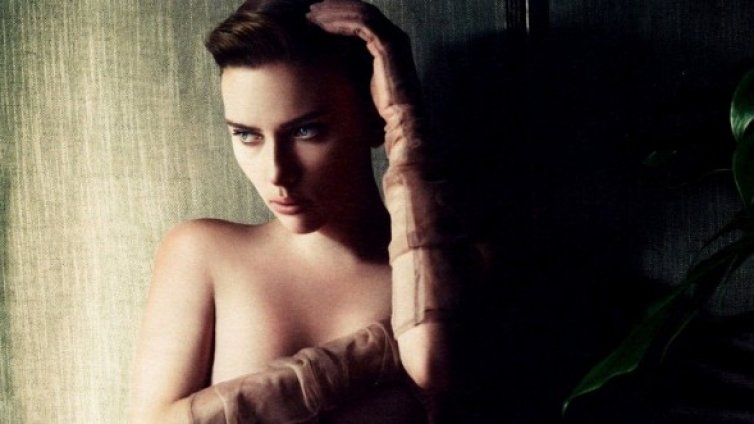 Скарлет показа бедър с много чар и стил