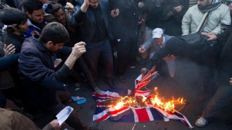 Демонстранти щурмуваха британското посолство в Техеран